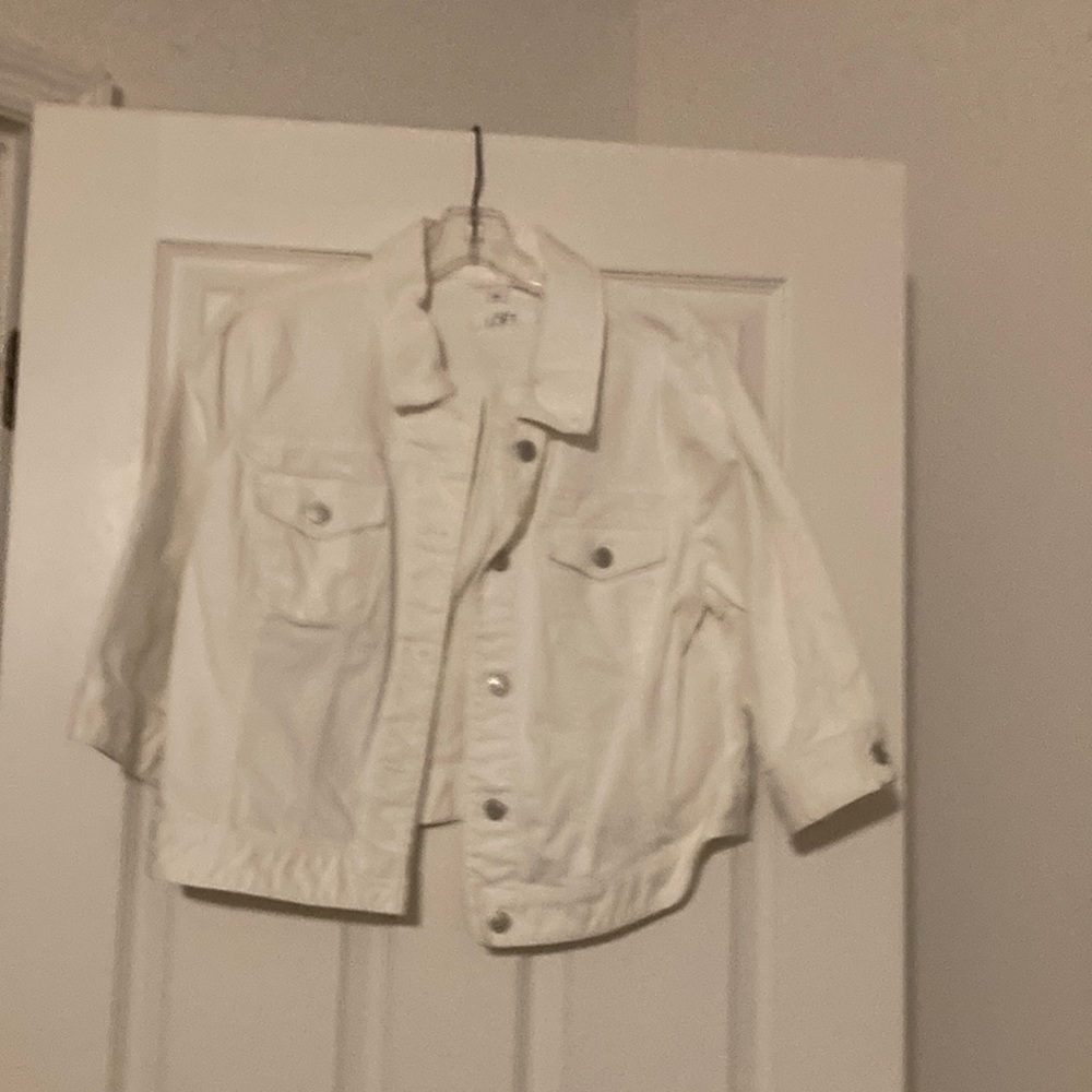 White button down jacket two front pockets, three-quarter sleeve